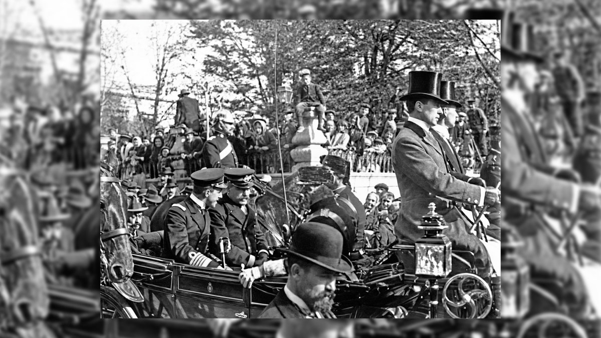 El joven Alfonso XIII pasando en el coche de caballos por la Plaza de San Pedro el 28 de abril de 1904. A su lado iba el ministro de la Guerras, el general Linares.