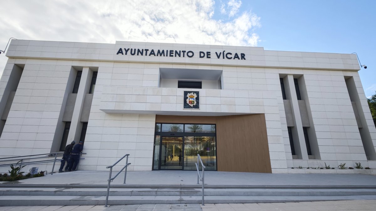 Fachada del recién restaurado Ayuntamiento de Vícar.