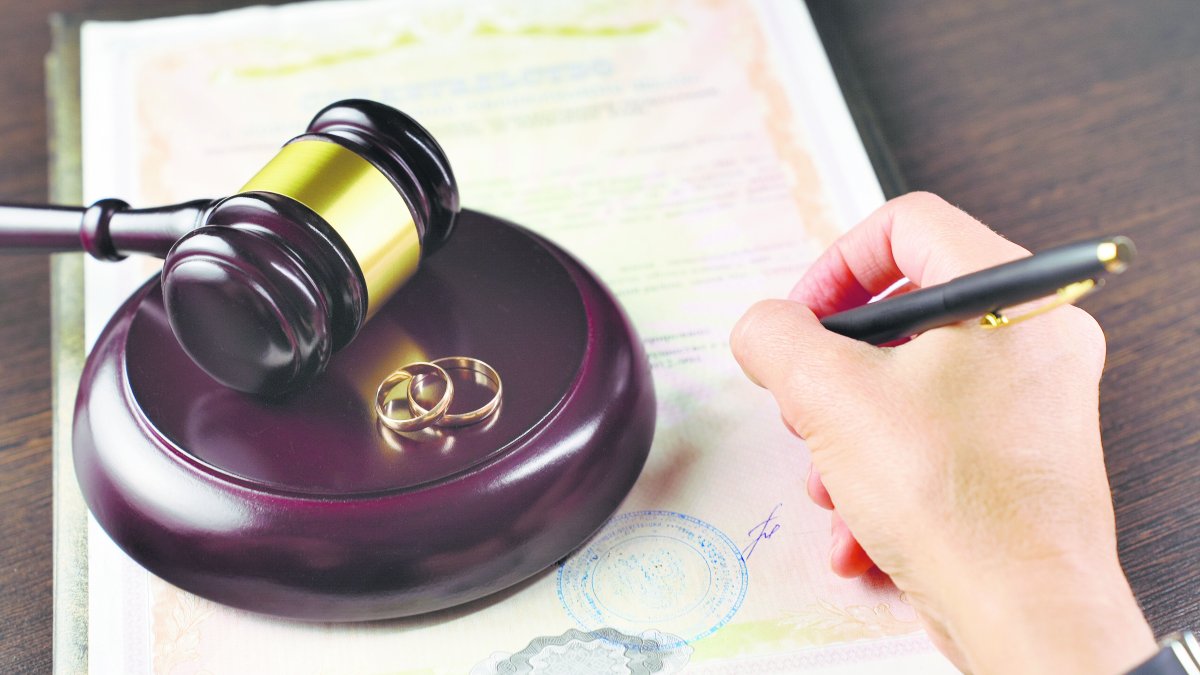 Alegoría de firma de documento de divorcio.