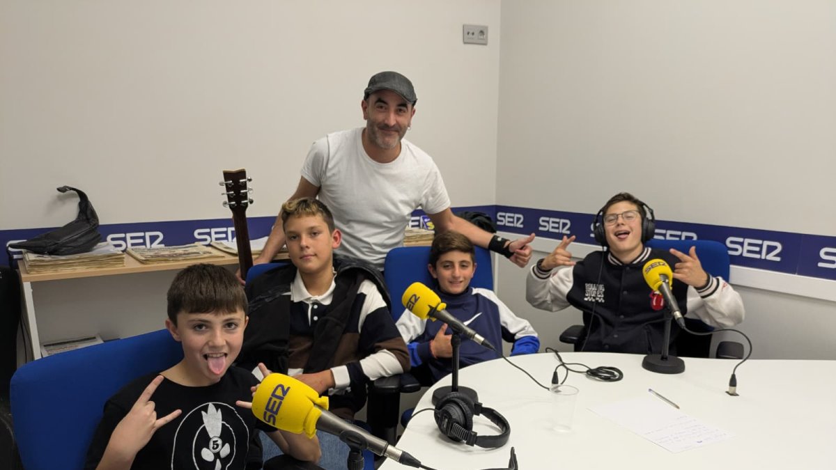 Los componentes de Five Rock junto a su profesor Fran González en los estudios de SER Levante.