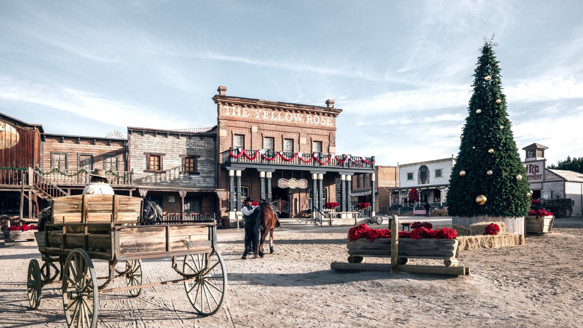 La plaza central de MiniHollywood Oasys, decorada con guirnaldas, luces y un gran árbol navideño, se convierte en el corazón de esta Navidad tan especial en el desierto.