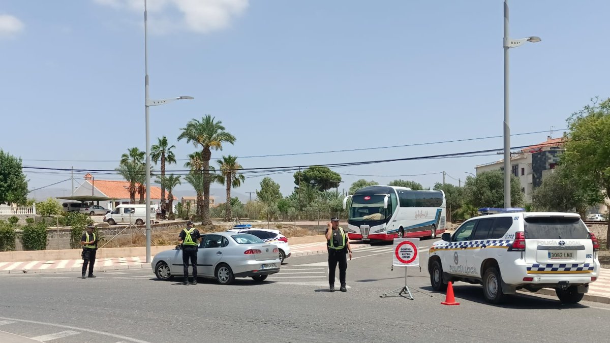 Imagen de archivo de la Policía Local de Huércal-Overa realizando controles de alcoholemia.