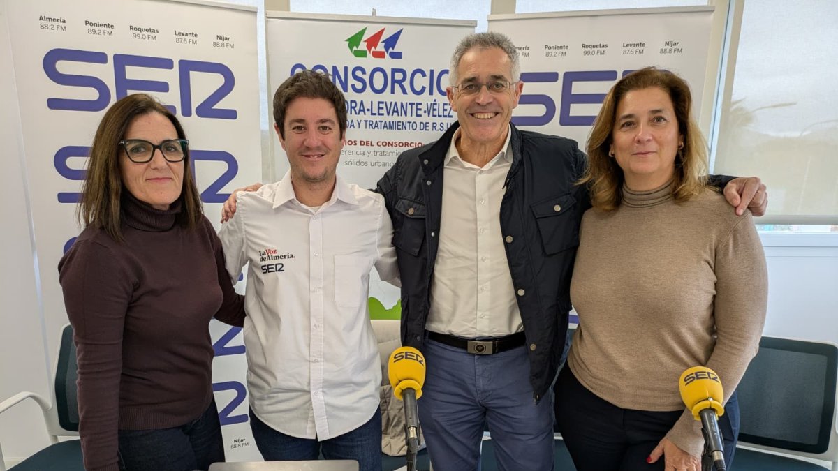 Responsables del consorcio como su presidente, Antonio M. Pascual; su gerente, Marta Sánchez de Puerta y la jefa de Servicio, Carmen M. Moncada, este martes con el periodista Guillermo Mirón.