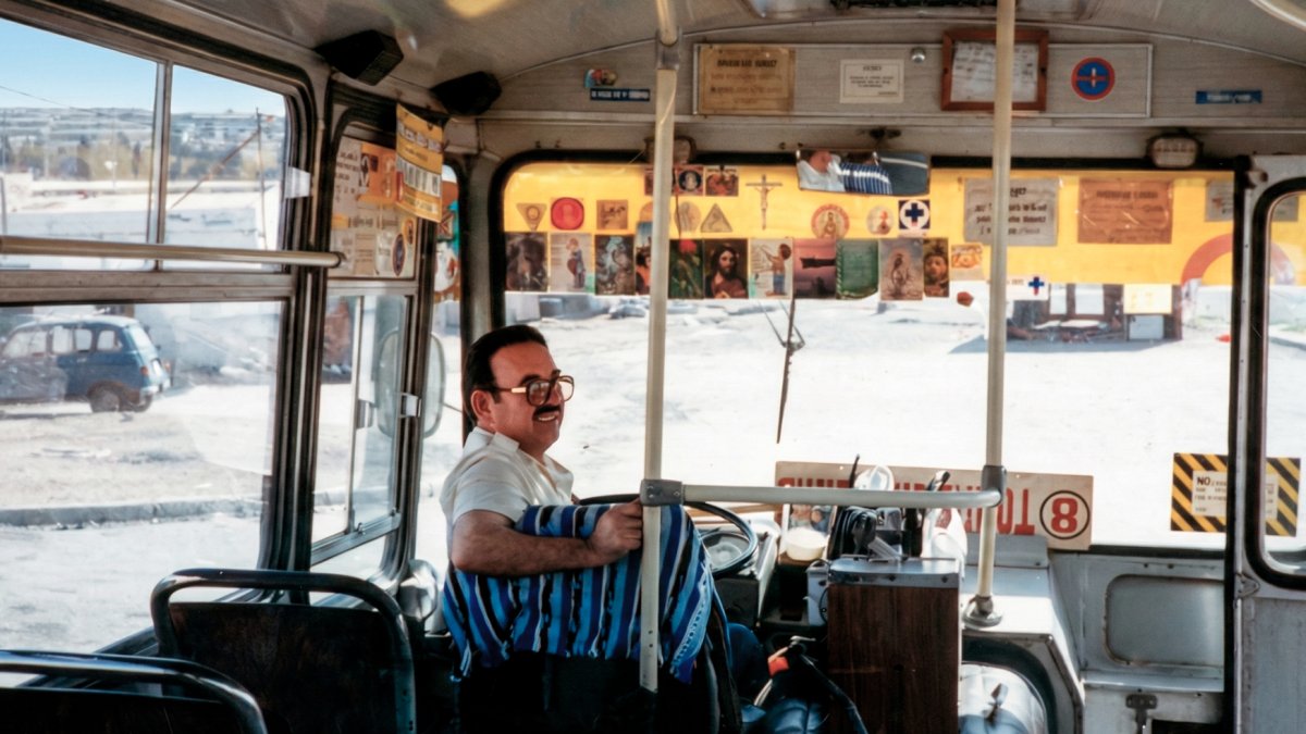 Antonio Iglesias con el autobús que iba al arrabal de Los Almendros, donde el personaje más popular del barrio.