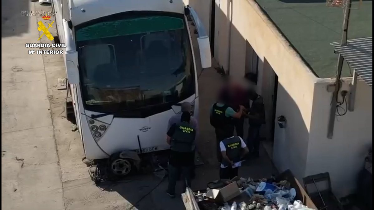 Imagen de uno de los autobuses empleados para transportar la droga escondida desde Almería hasta Bélgica.