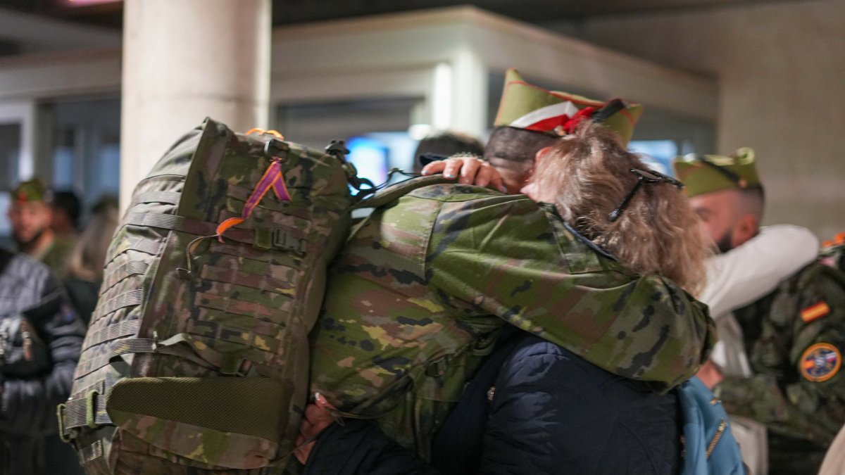 Abrazo de despedida de un legionario en el Aeropuerto de Almería.