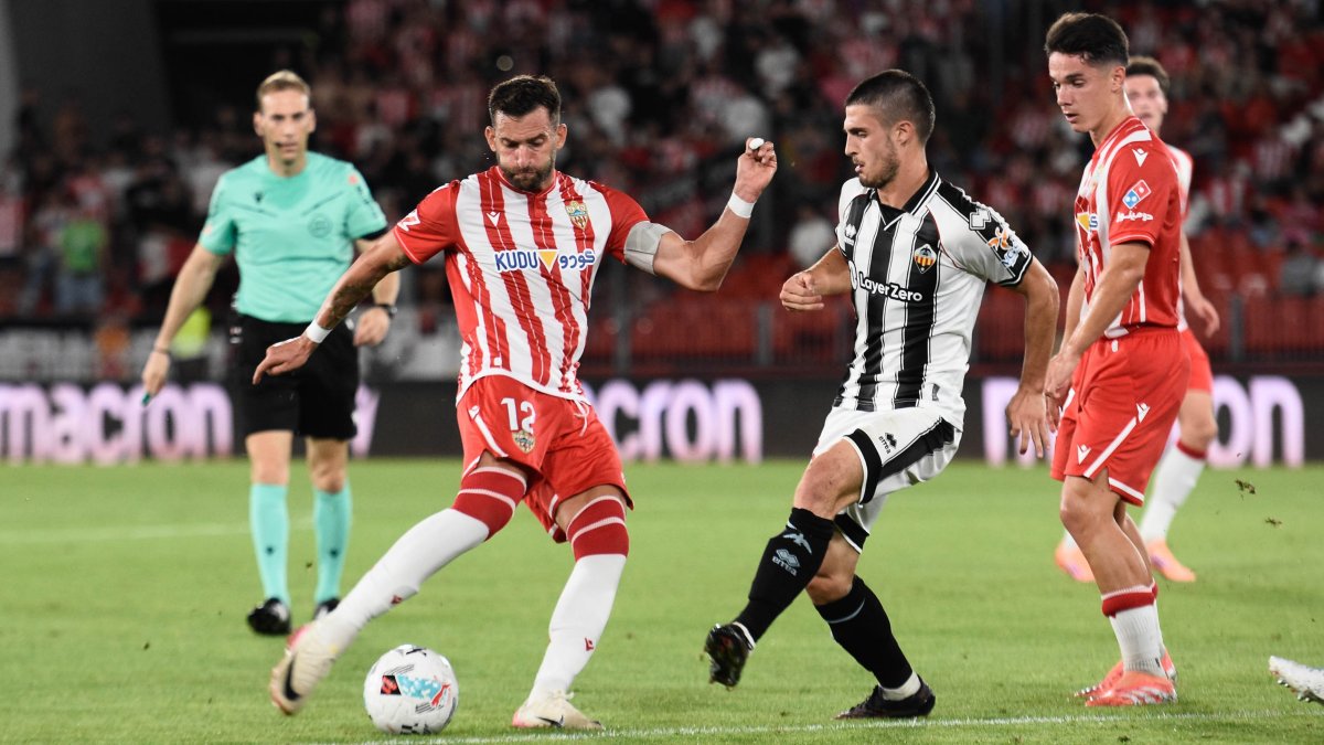 Leo Baptistao llegó al Almería en 2022 y con 33 años quiere seguir más tiempo vinculado a la entidad rojiblanca.