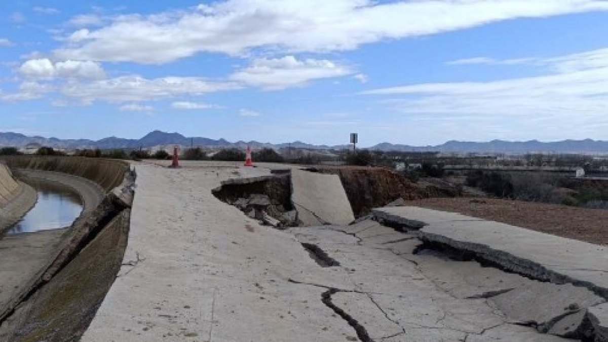 Canal postrasvase de Pulpí (Almería) colapsado.