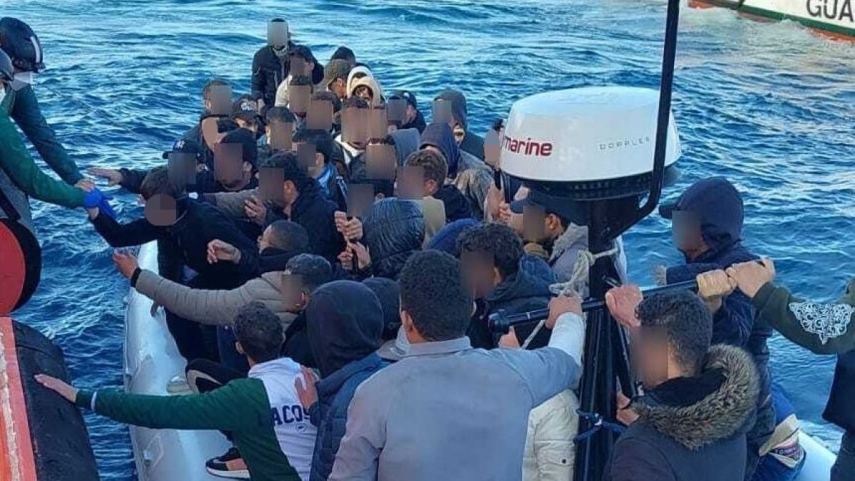 Personas rescatadas durante la intervención de Salvamento Marítimo en aguas próximas a Níjar.