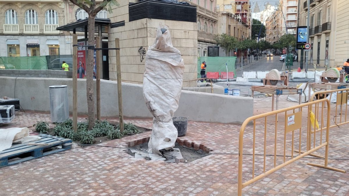 Escultura de Nicolás Salmerón y Alonso colocado en la Puerta de Purchena