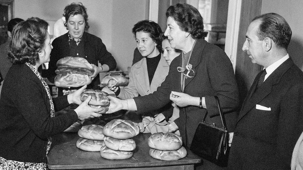 Doña Dora y su esposo en uno de los encuentros que anualmente se organizaban para ayudar a las familias más necesitadas en los días señalados de Navidad. 1956.