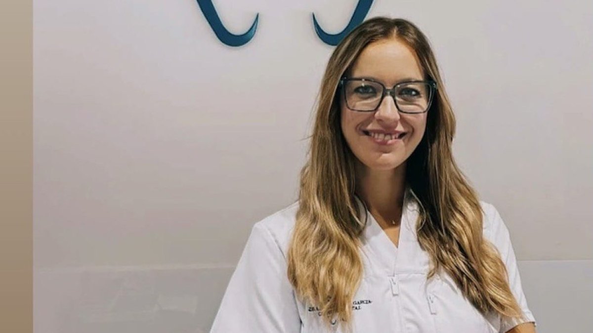 La doctora Alicia Pérez García, en la Clínica Dental que dirige en Almería.