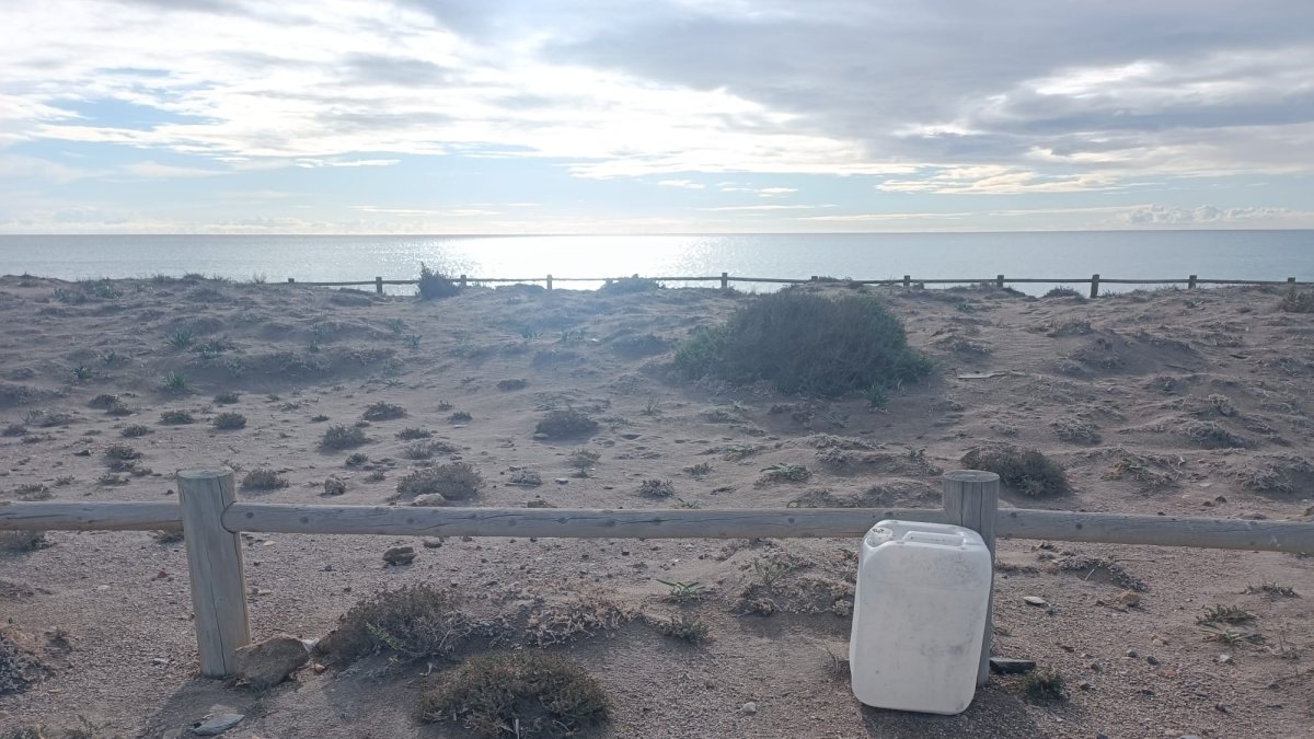 Bidón junto a la playa de Torregarcía, en pleno Parque Natural de Cabo de Gata.