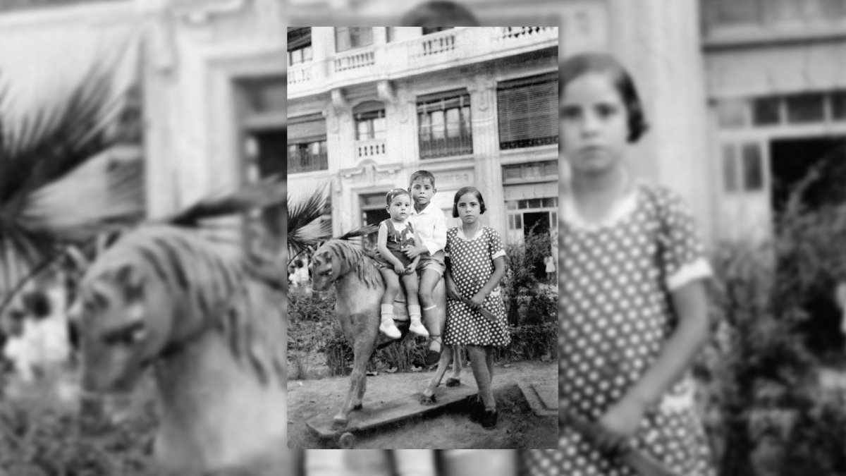 En los años 30 los niños de Almería se retrataban en el caballo de cartón del fotógrafo ambulante en la plaza frente al edificio de Correos.