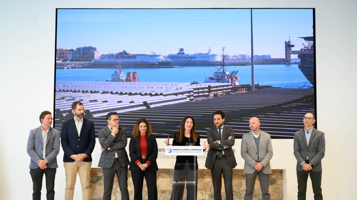 La presidenta, Rosario Soto, y su equipo técnico, ayer, en el remodelado edificio del Varadero.