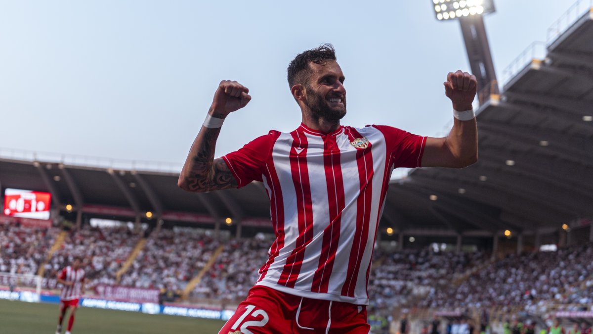 Leo Baptistao celebra su gol en León ante la Cultural en la segunda jornada.