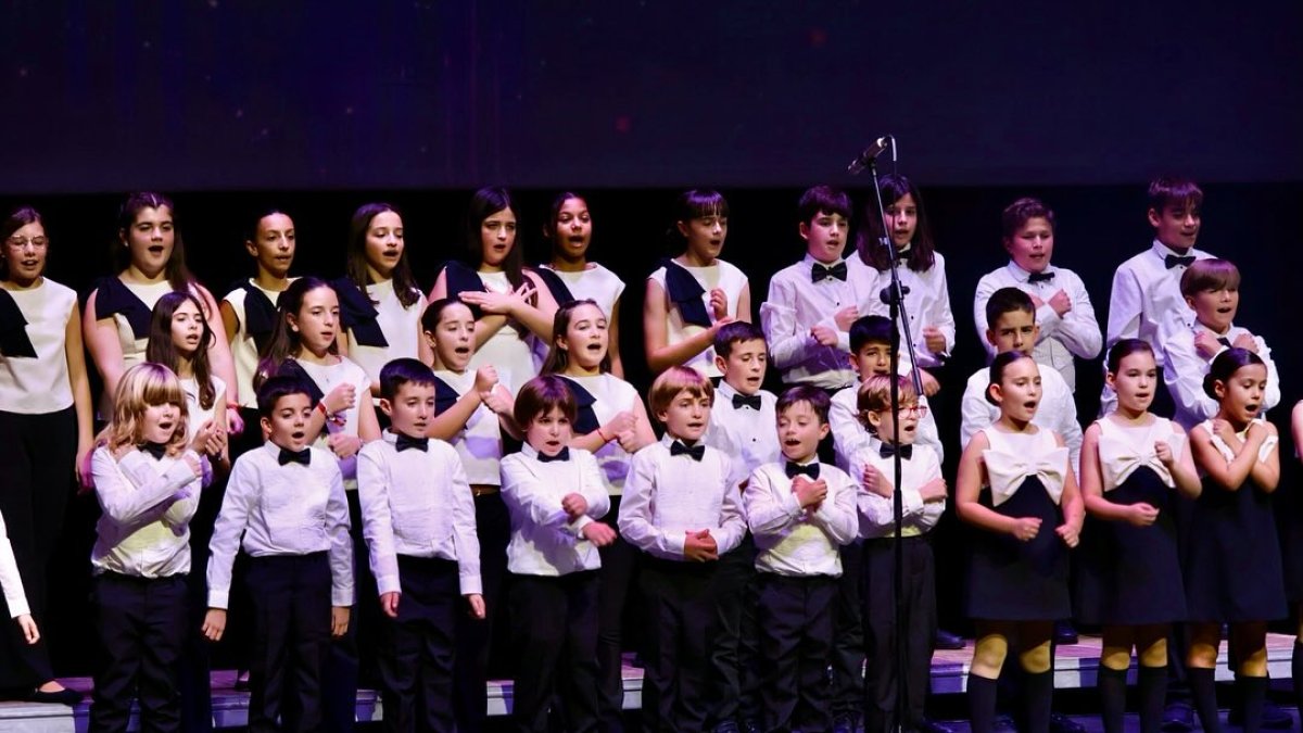 Alumnos del Liceo Mediterráneo que interpretaron Ama, ama y ensancha el alma, de Extremoduro.