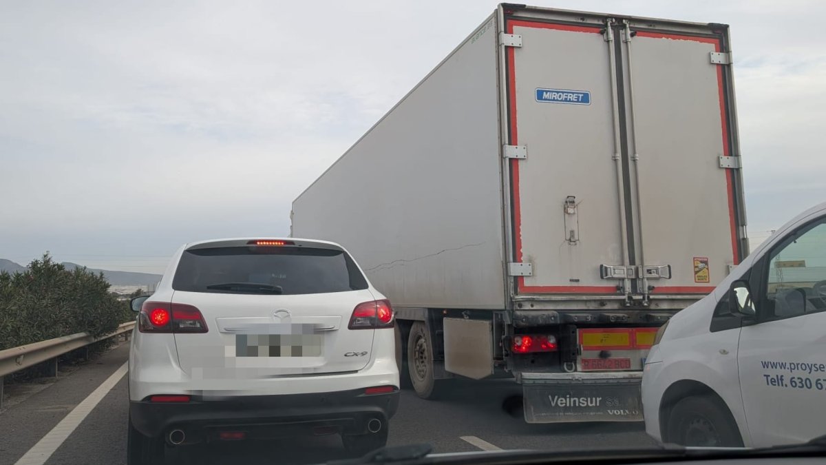 Imagen de vehñiculos en plena retención en la A-7 esta mañana.