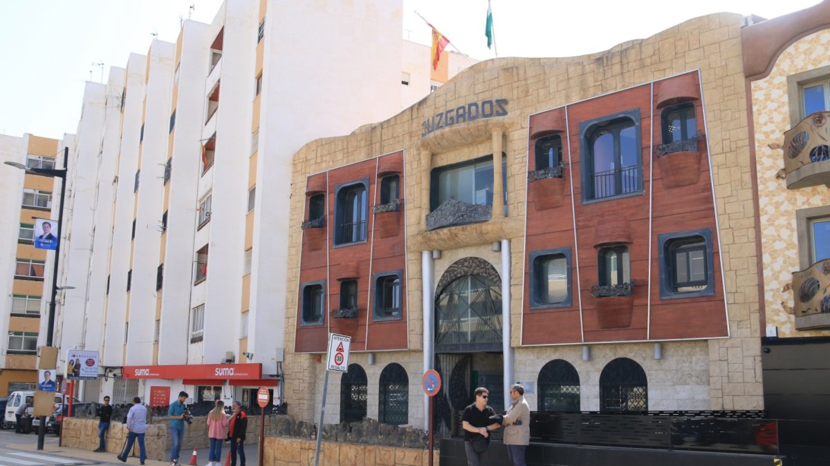 Archivo - Fachada principal de los juzgados de Vera (Almería).