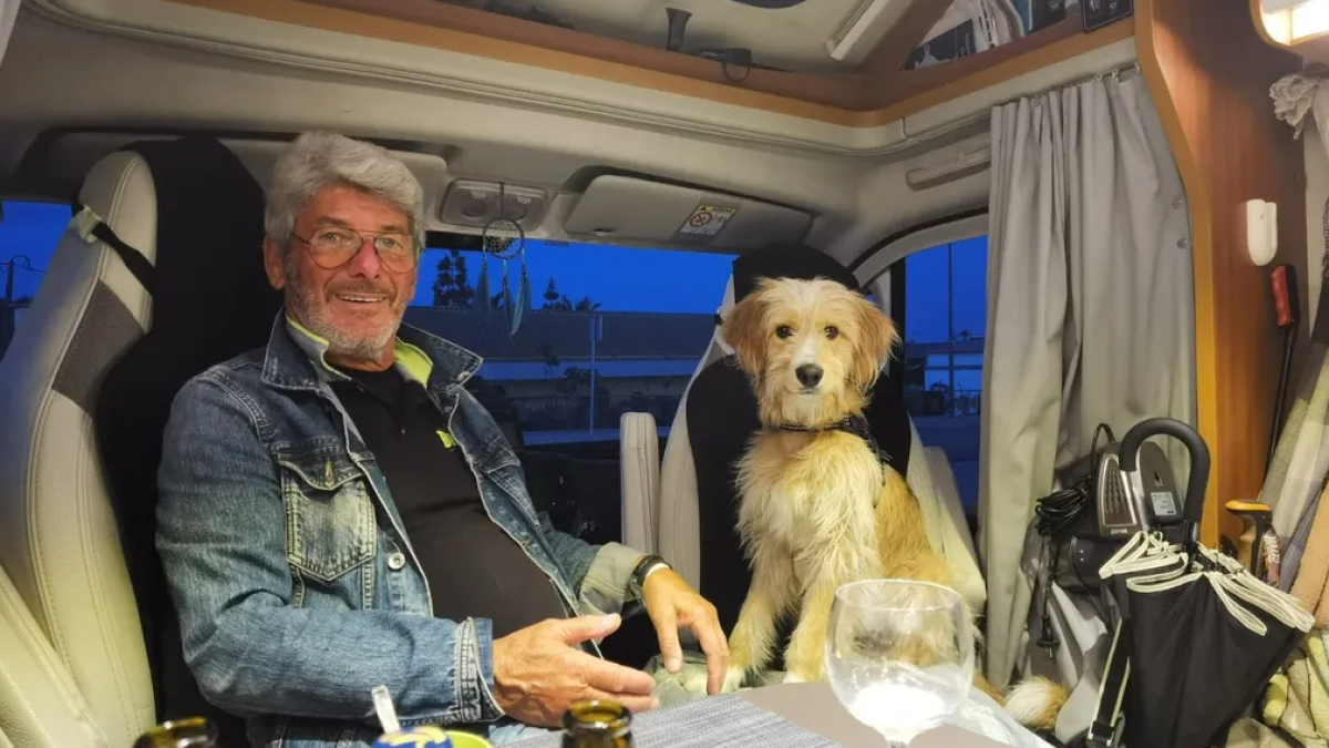 Luigi Lomuscio y su perro Billy en la autocaravana
