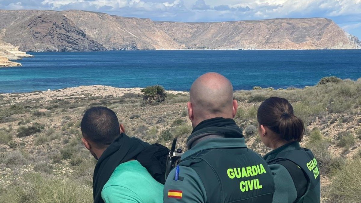Archivo - El detenido tras ser localizado a bordo de una lancha rápida o 'go fast' en Cabo de Gata (Almería).