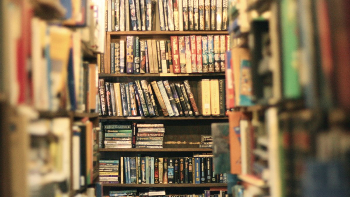 Estantería de libros en una librería.