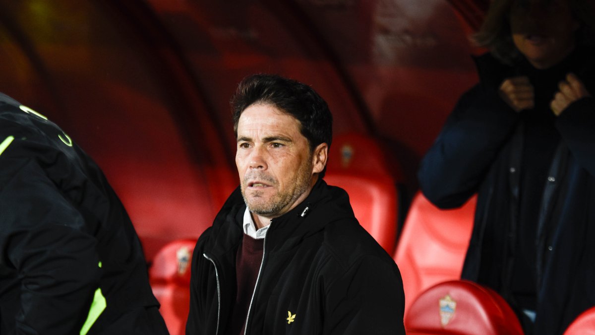 El Almería acaba el año natural a dos puntos del ascenso directo y muchas dudas.