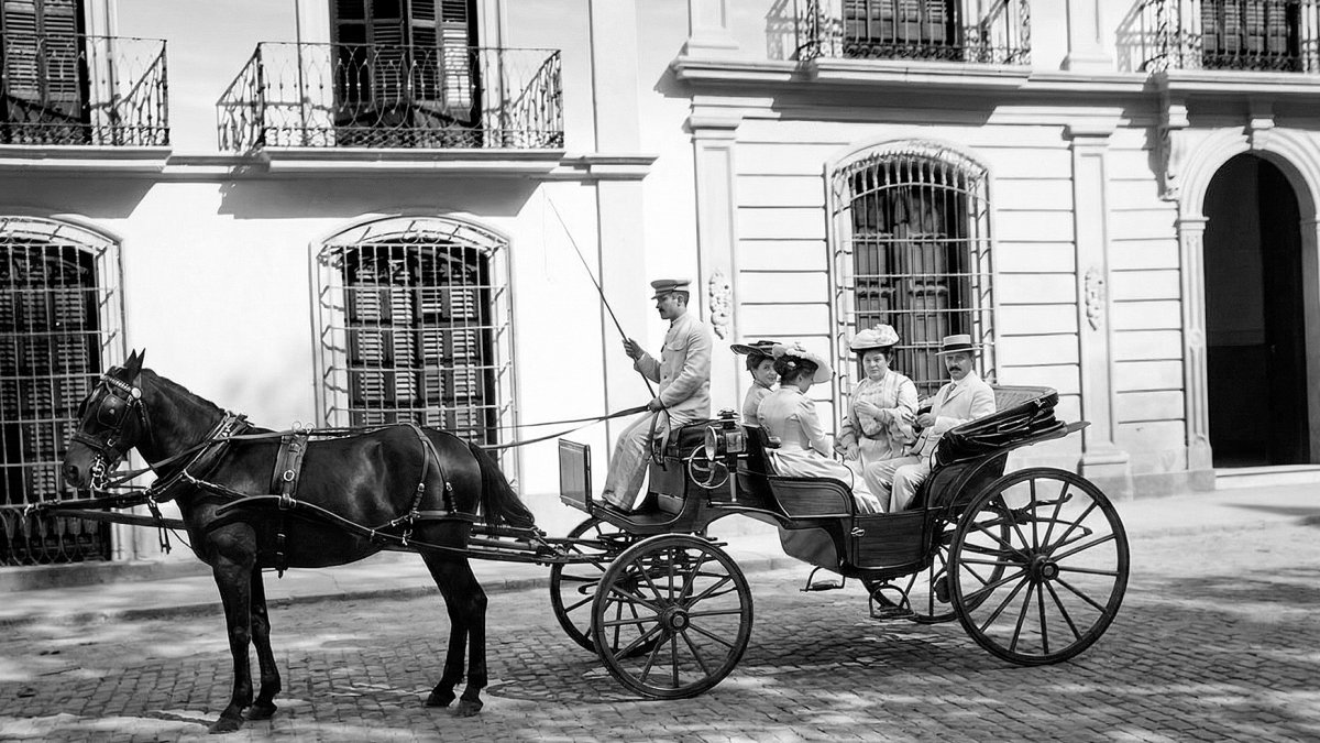 Una familia de la burguesía local en su paseo por la Plaza de la Catedral.