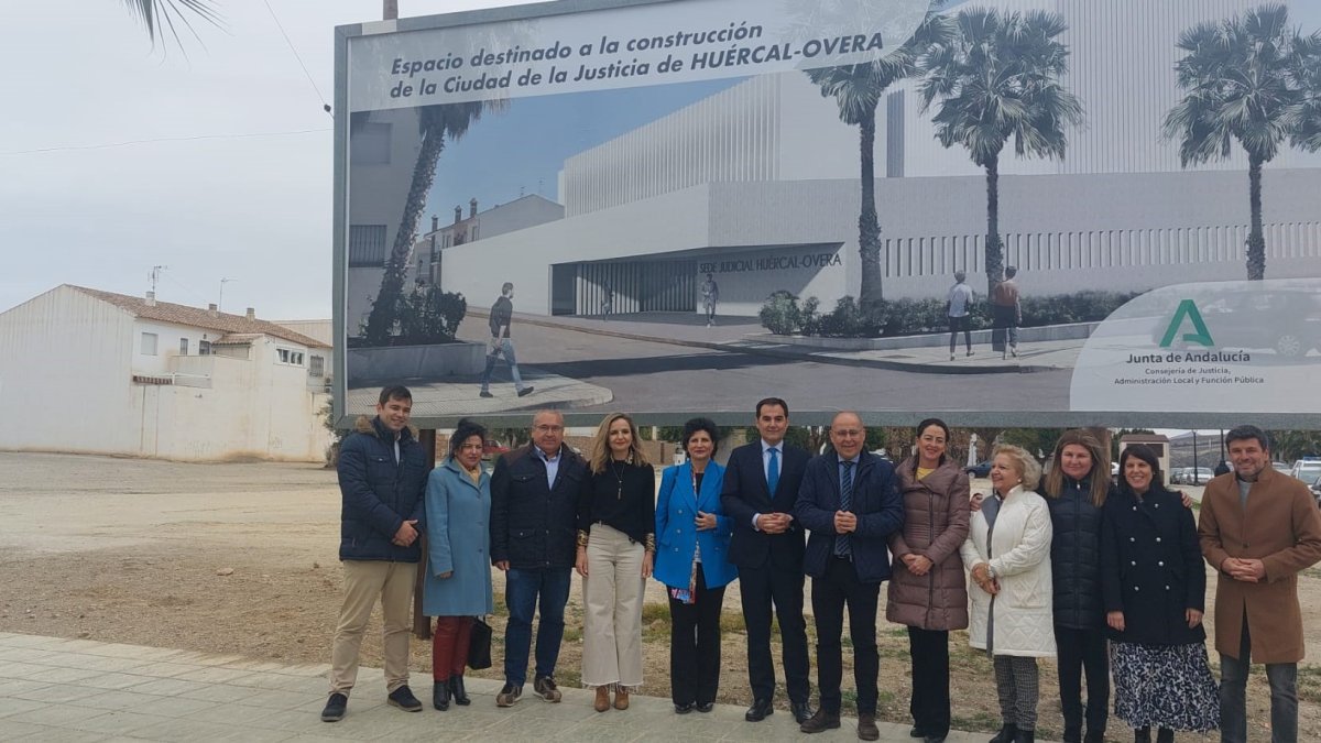 Archivo - El consejero de Justicia, José Antonio Nieto, durante una visita el solar donde se ubicarán los juzgados de Huercal-Overa.