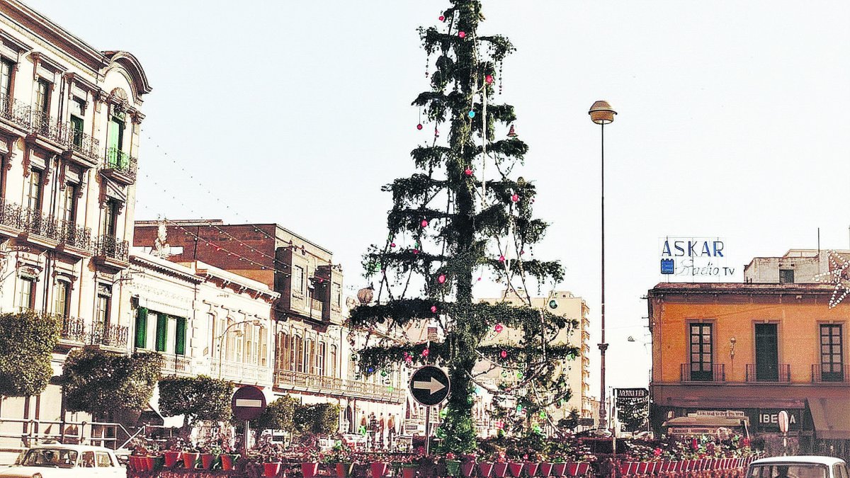 Un pino con re galos y luces era suficiente para crear ambiente de Navidad en la Puerta de Purchena hace 50 años.