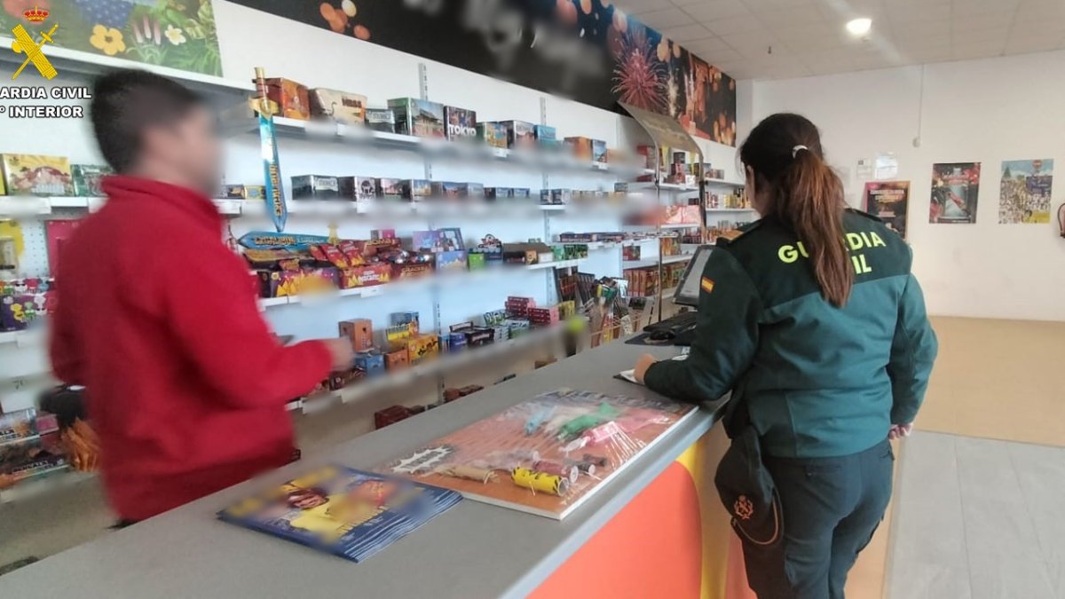 Revisiones de artículos por parte de Guardia Civil en un comercio de pirotecnia.