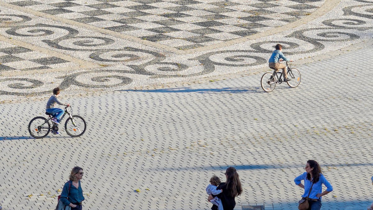 Archivo - Familias con niños en la Plaza de España de Sevilla.