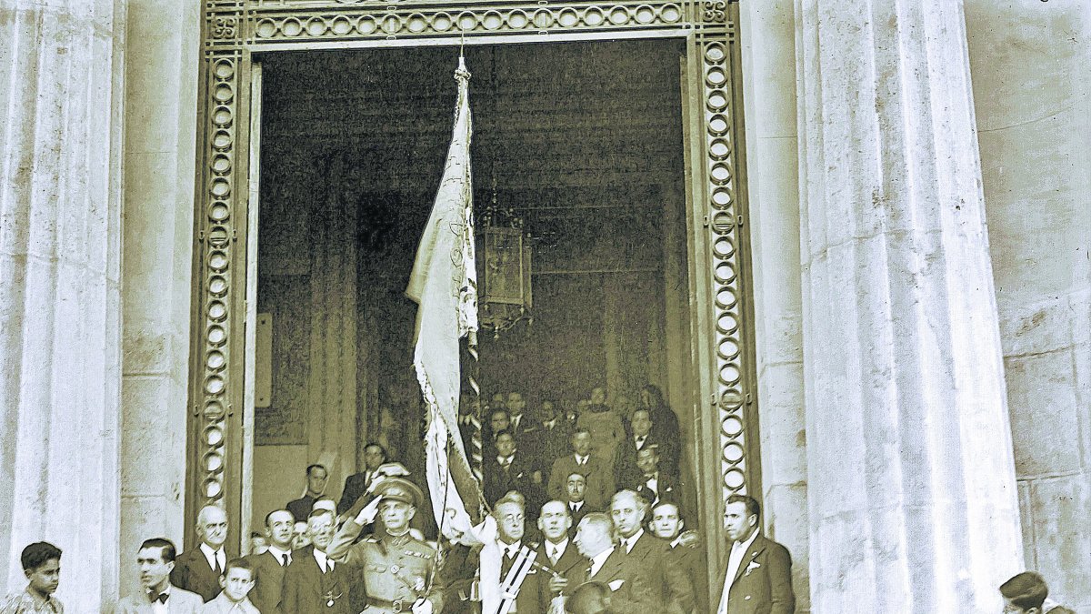 El Pendón de Castilla en la puerta de la antigua Escuela de Artes de la calle Javier Sanz en los años  de la República.