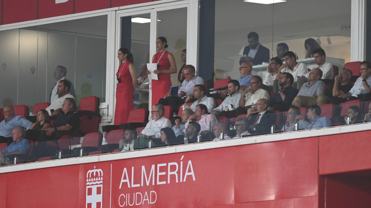 Los dirigentes de Almería y Racing compartiendo el palco del Mediterráneo.
