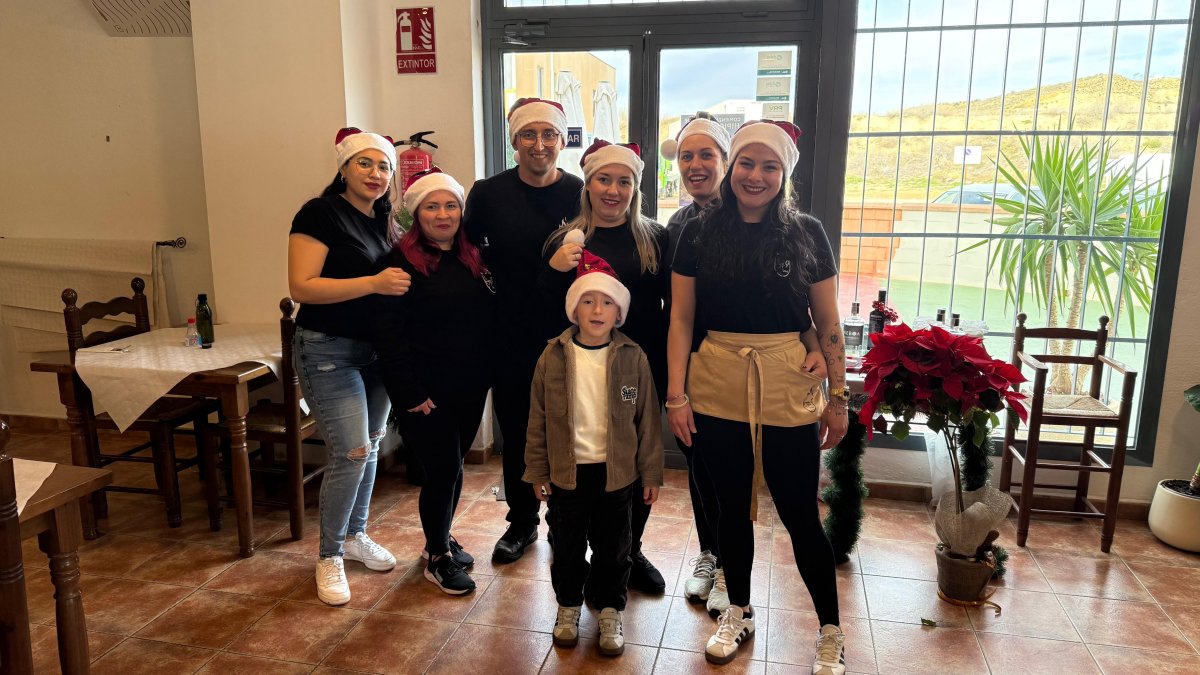 El equipo de El Fogón de Theo, un restaurante que ha hecho de la cocina casera y el trato cercano su seña de identidad en Antas.