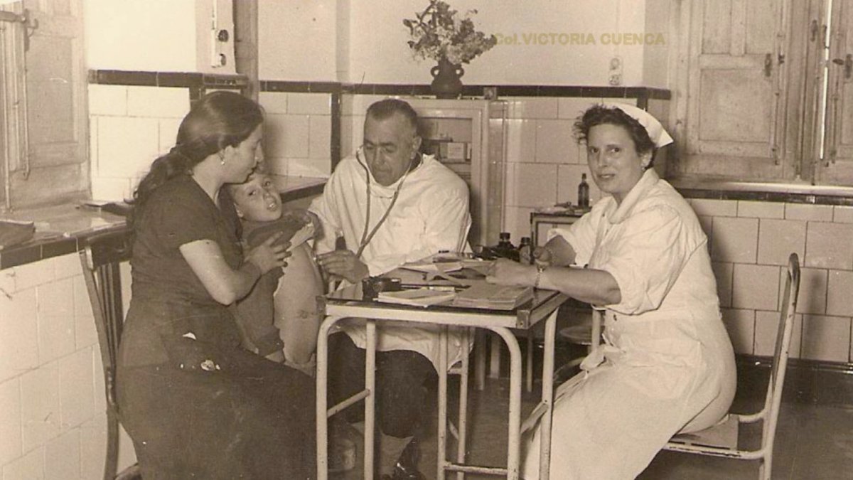 Don Federico Utrera atendiendo a un pequeño paciente/. Colección: Victoria Cuenca.