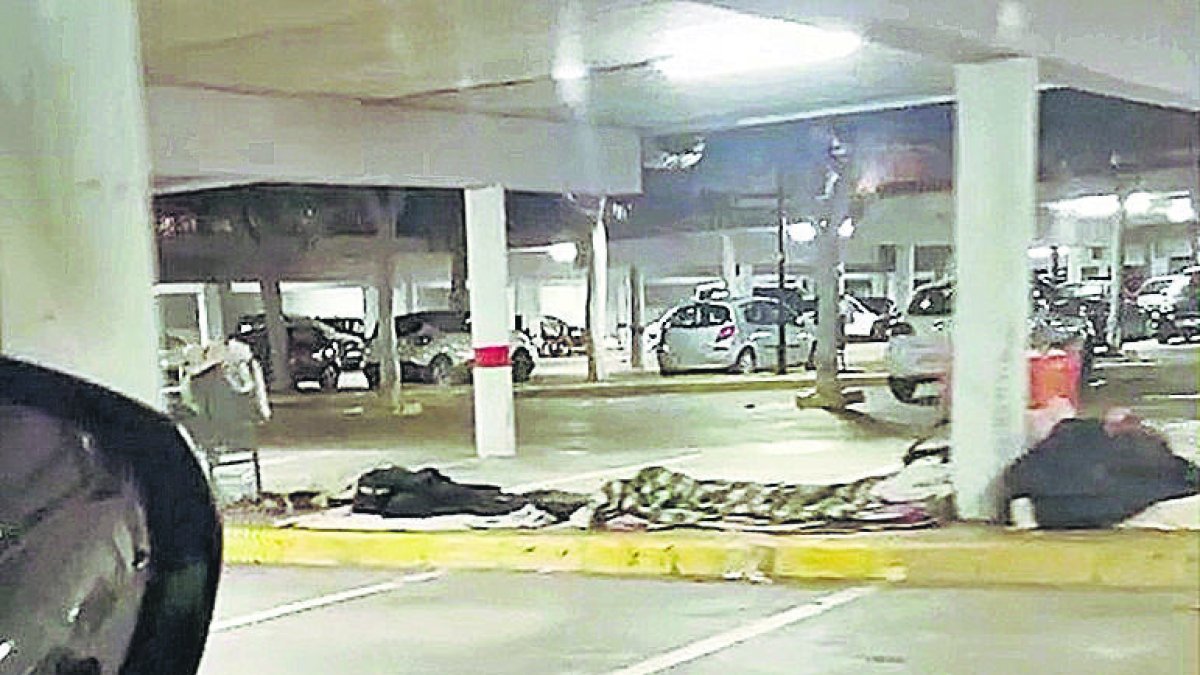 Graban desde un vehículo a varias personas durmiendo en ‘los aparcamientos del Pryca