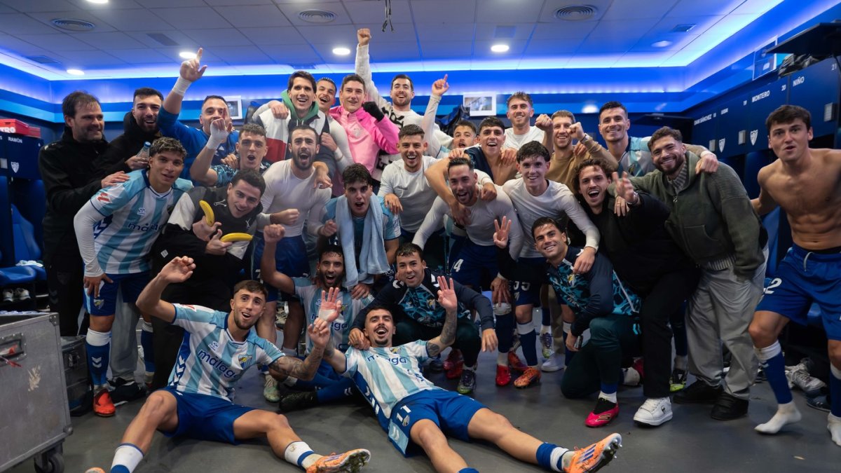La plantilla del Málaga celebrando la victoria frente al Almería.
