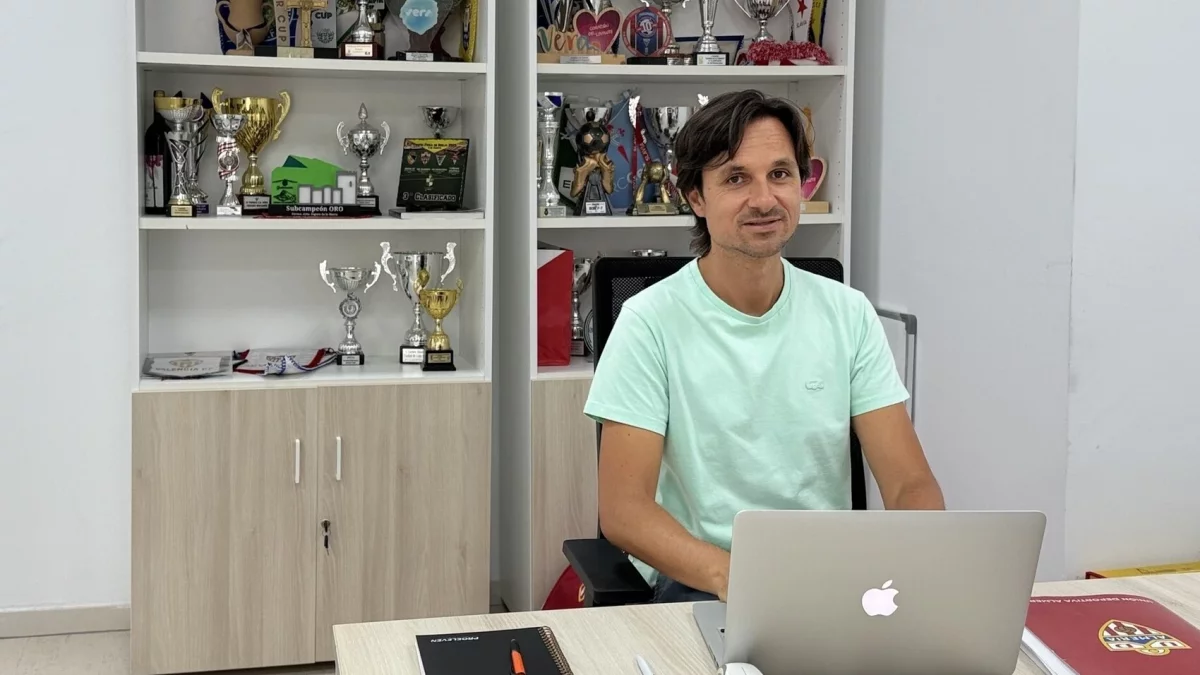 Entre los despachos y el campo para lanzar a los jugadores del mañana.