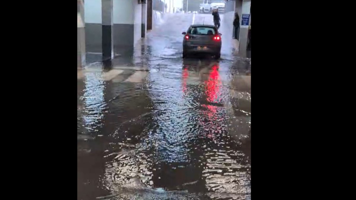 El parking del Copo, anegado por las fuertes lluvias registradas a mediodía.