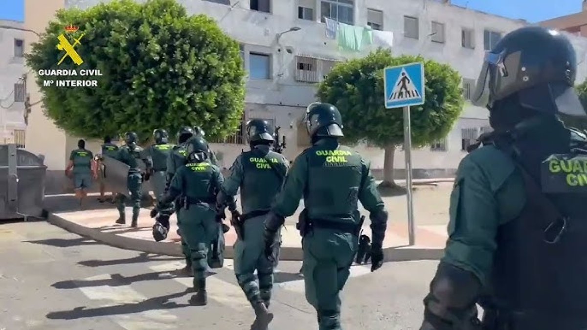 Actuación de la Guardia Civil en el barrio de las 200 Viviendas en Roquetas de Mar.