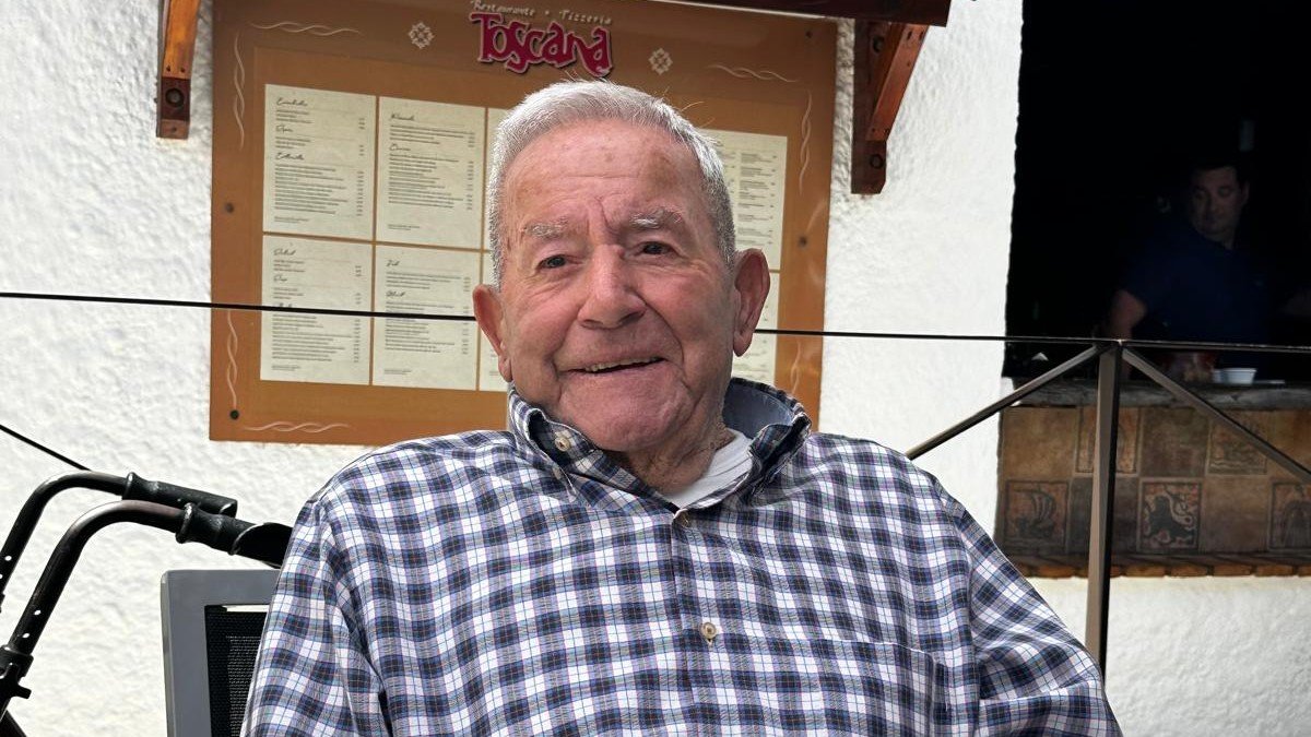 Su simpatía habitual, sinceridad, cariño y respeto hacia los demás le han hecho acreedor del afecto popular de todo el pueblo roquetero.