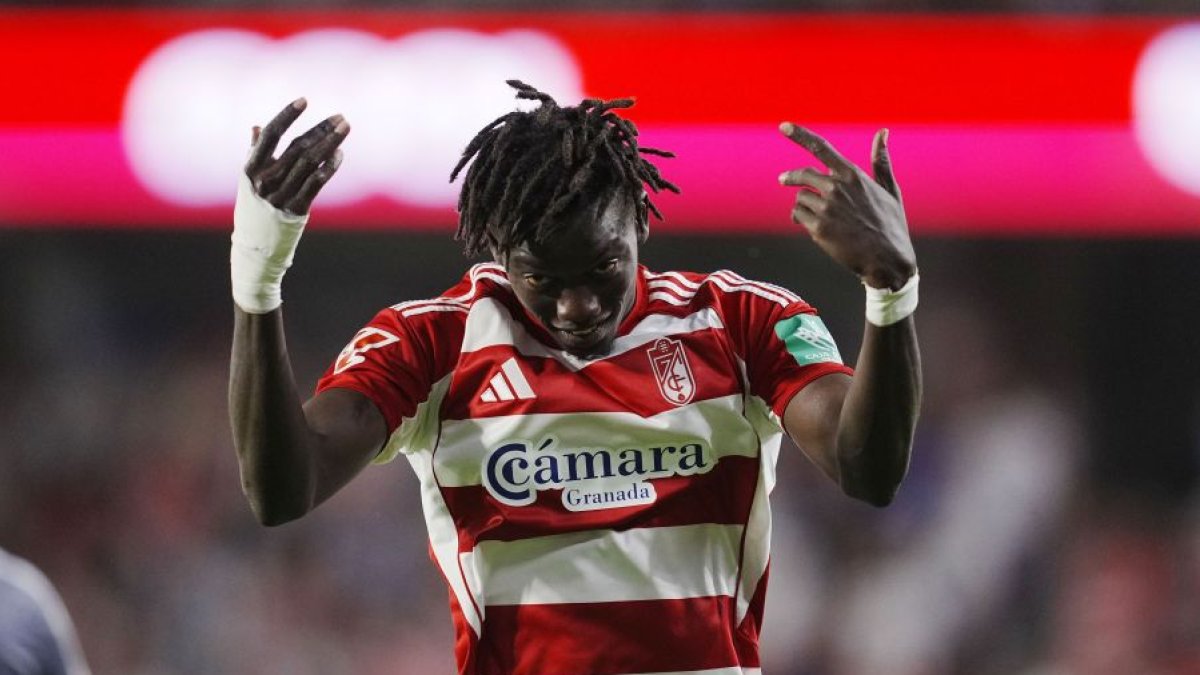 Souleyman Faye celebrando uno de sus dos goles a la Real Sociedad B.