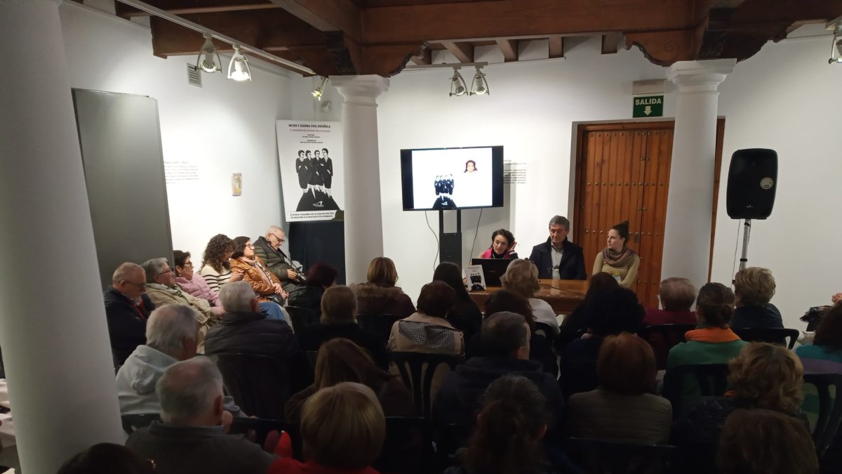 Mucho público en la presentación del libro de Ana María Callejón.