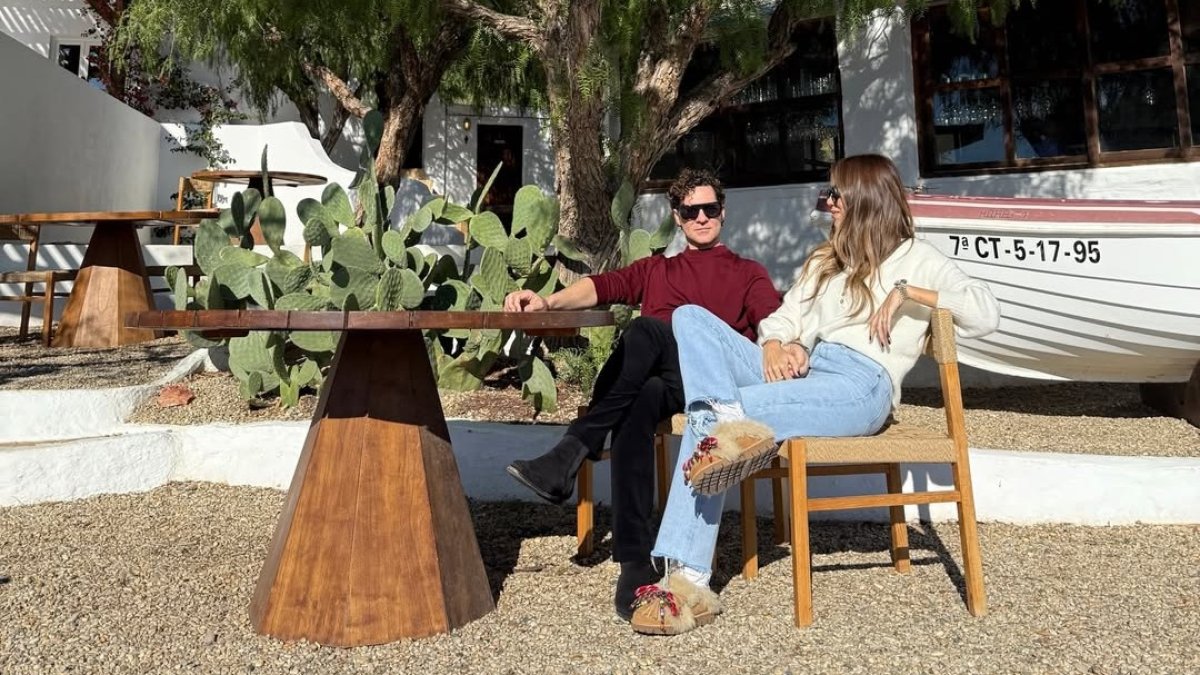 El cantante almeriense junto a su mujer Rosanna Zanetti en Almería.