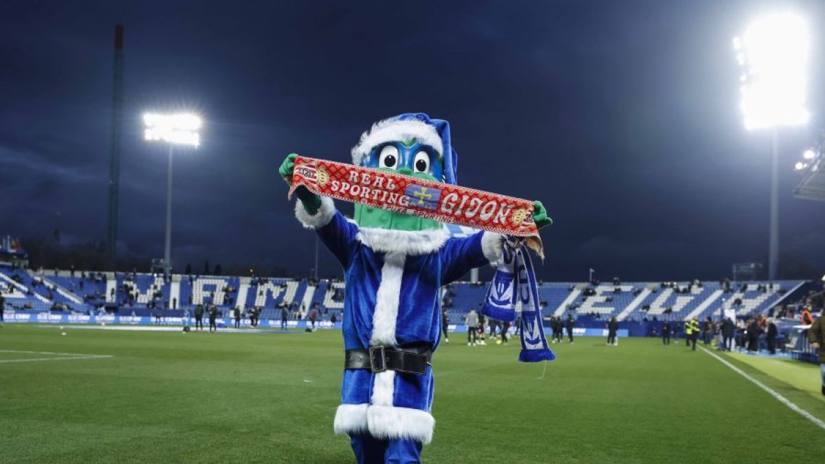 El campo de Butarque abrirá una nueva grada de fondo para abonados.