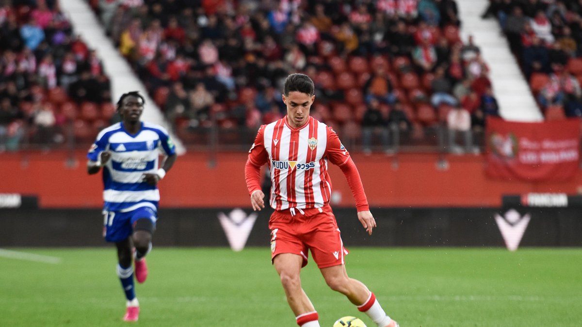Sergio Arribas en primer plano y Souleymane Faye mirando al rojiblanco.