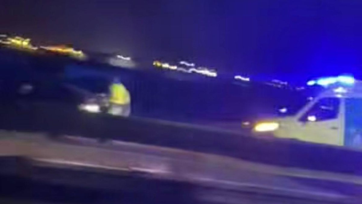 Imagen de la atención sanitaria en el accidente múltiple que tuvo lugar ayer en la circunvalación de Roquetas de Mar.