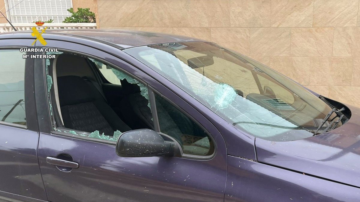 Vehículo implicado en la huida protagonizada por el detenido en Roquetas de Mar (Almería).