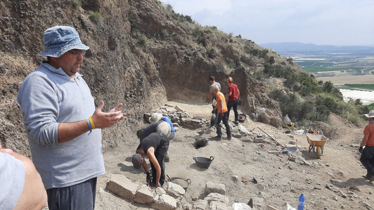 El profesor Román durante las excavaciones realizadas en el Cabezo María el pasado mes de mayo.